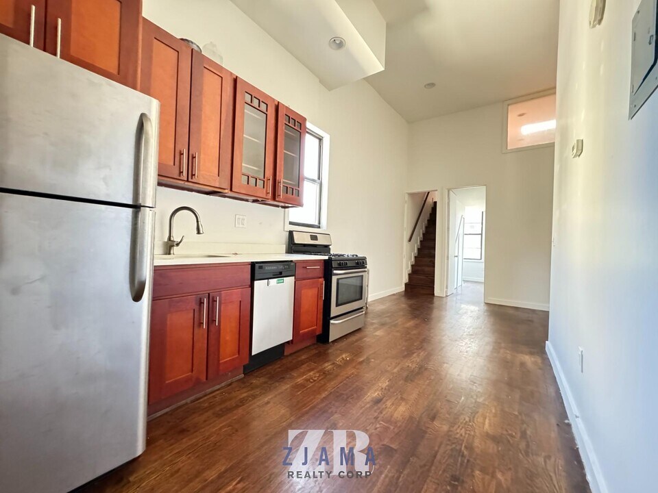 886 Franklin Ave in Brooklyn, NY - Building Photo