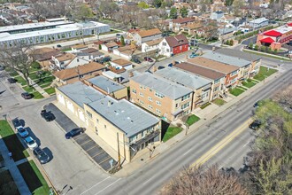 6438 W Gunnison St in Harwood Heights, IL - Building Photo - Building Photo