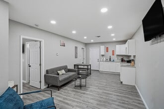 2306 E Houston St in San Antonio, TX - Building Photo - Building Photo