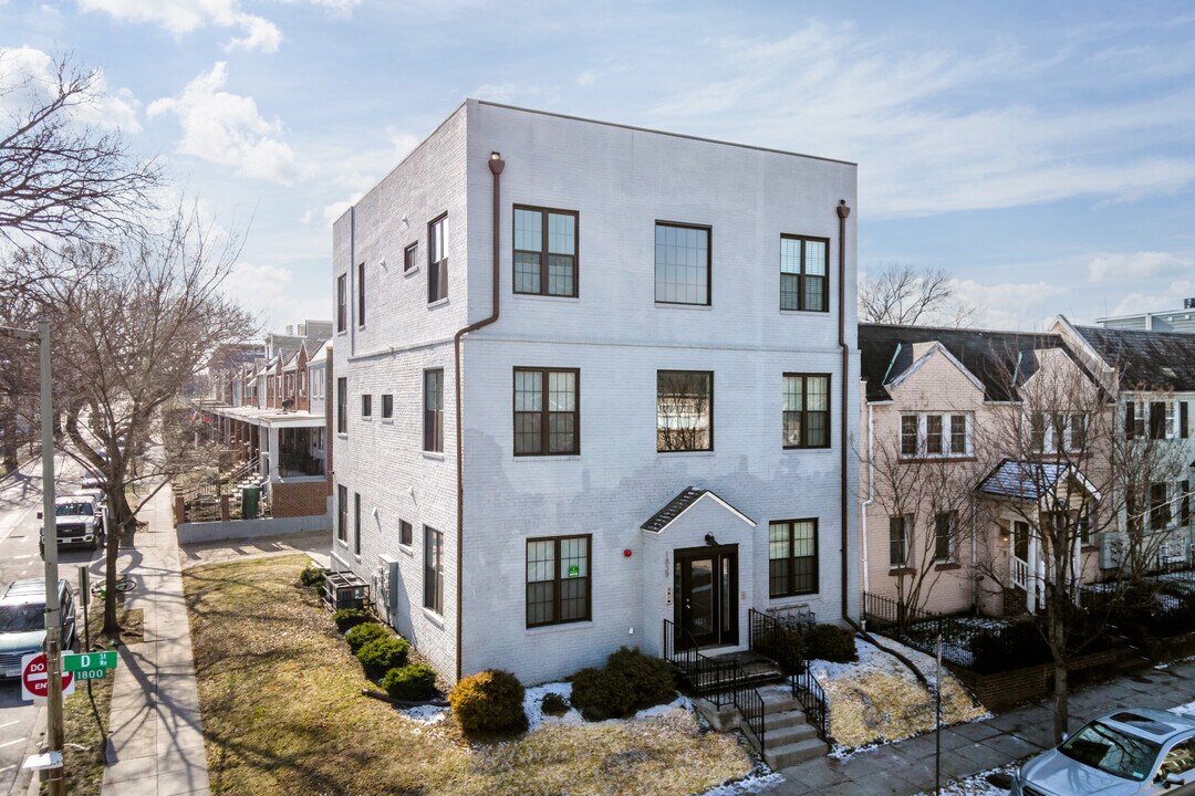 1839 D St NE in Washington, DC - Foto de edificio