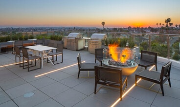 Nova Apartments on Wilshire in Los Angeles, CA - Building Photo - Building Photo