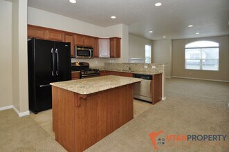 3174 Bald Mountain Dr in Taylorsville, UT - Building Photo - Building Photo