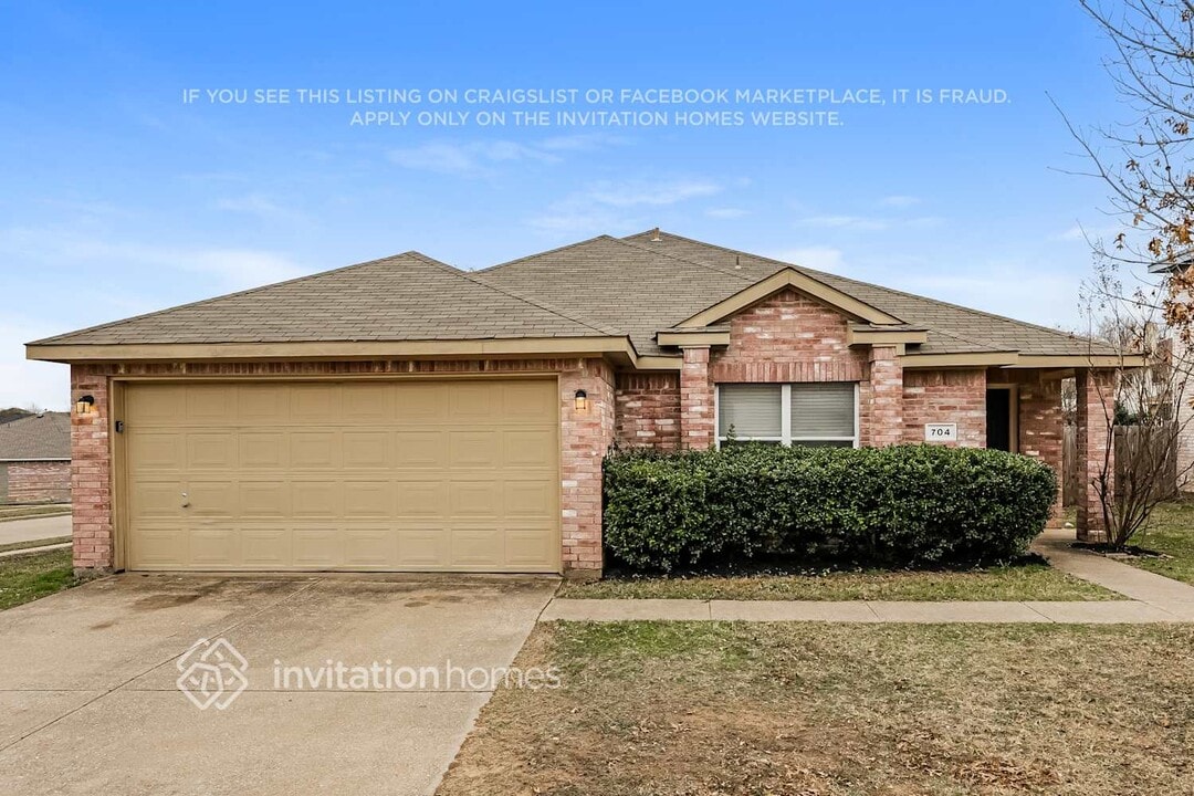 704 Gibson St in Cedar Hill, TX - Building Photo