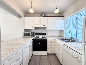 4034 Gold Coast Dr in Las Vegas, NV - Building Photo - Building Photo