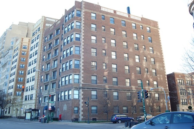 3330 N Lake Shore Dr in Chicago, IL - Building Photo - Building Photo