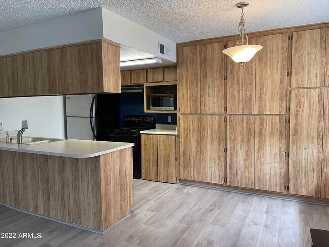 1023 N Granite Reef Rd in Scottsdale, AZ - Foto de edificio - Building Photo