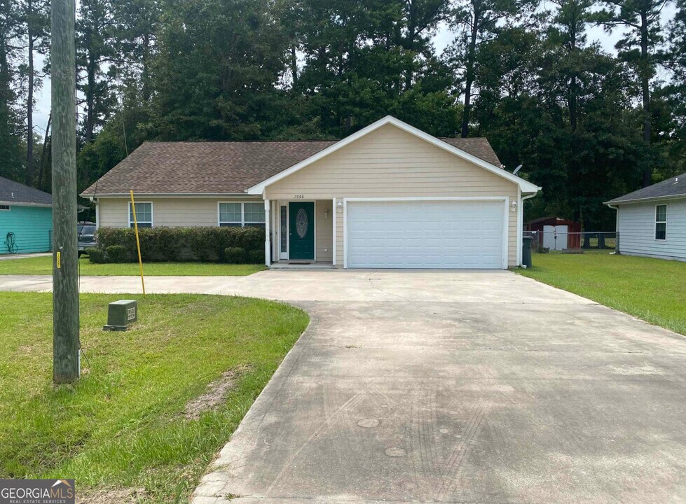 2068 Scrubby Bluff Rd in Kingsland, GA - Building Photo