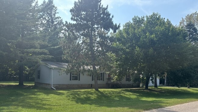 E2427 Holmes Rd in Waupaca, WI - Building Photo - Building Photo