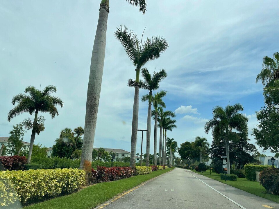 4539 Luxemburg Ct in Greenacres, FL - Foto de edificio