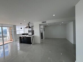 18021 Biscayne Blvd in Aventura, FL - Building Photo - Building Photo