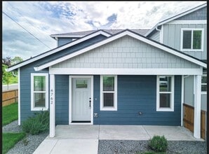 4762 Gebhard Rd in Central Point, OR - Building Photo - Building Photo