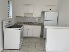 2031 NE 170th St-Unit -1 in North Miami Beach, FL - Foto de edificio - Building Photo