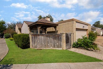 910 Fleetwood Pl Dr in Houston, TX - Building Photo - Building Photo