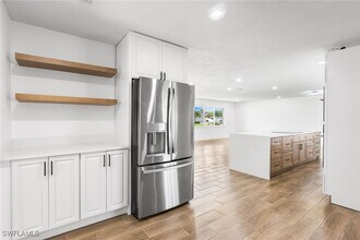 1041 N Waterway Dr in Ft. Myers, FL - Building Photo - Building Photo