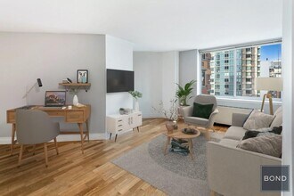 776 Sixth Avenue in New York, NY - Building Photo - Building Photo