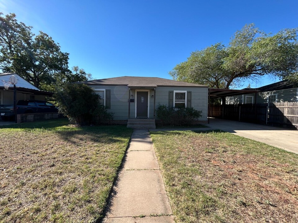 2409 31st St in Lubbock, TX - Foto de edificio