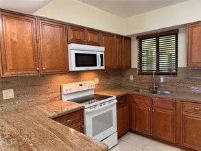 811 NE 10th St in Hallandale Beach, FL - Building Photo - Building Photo