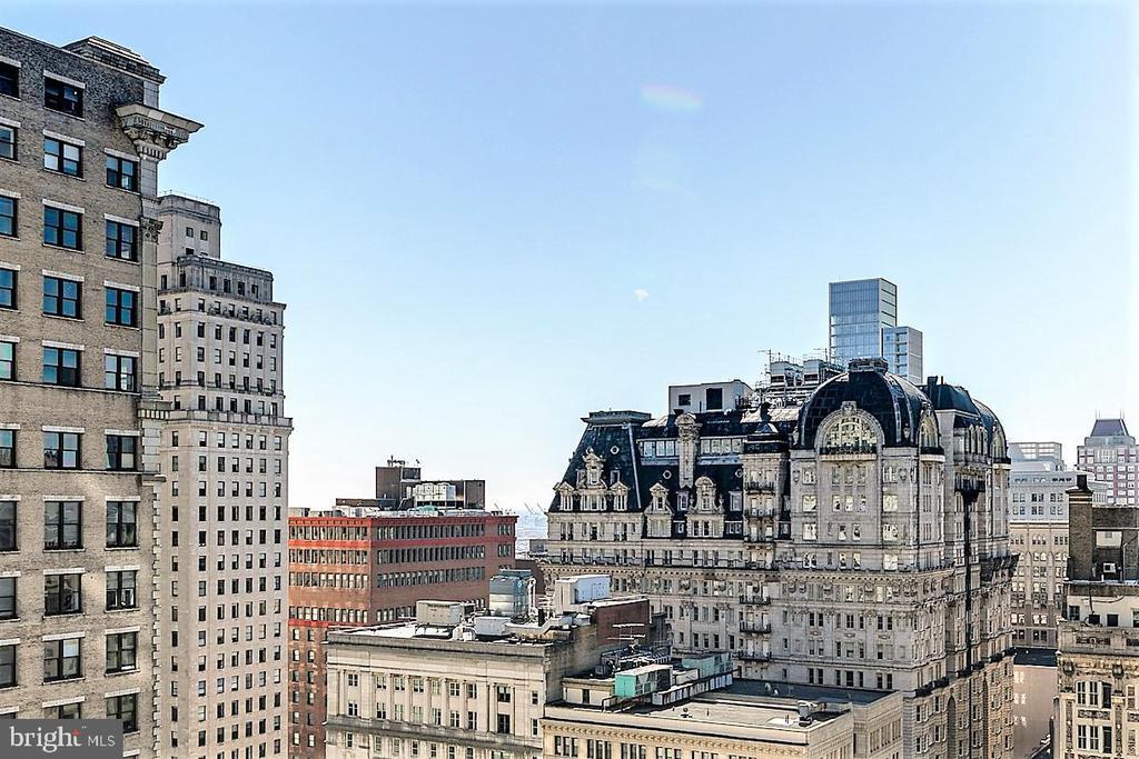 111 S 15th St in Philadelphia, PA - Building Photo