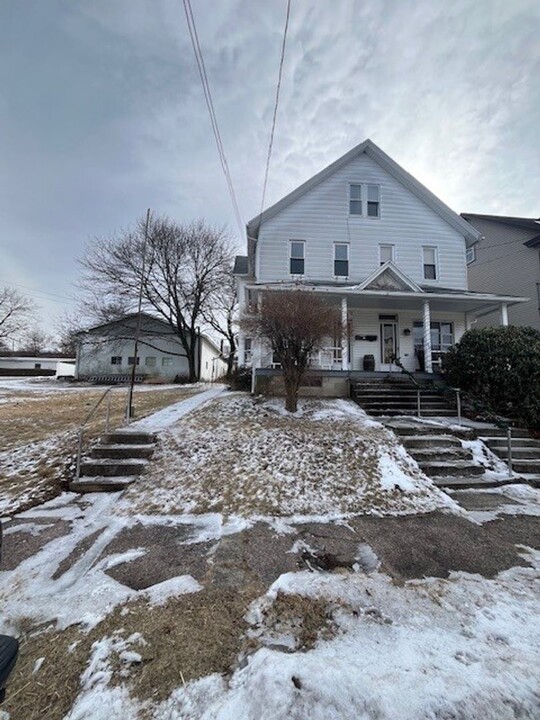 826-828 Center St in Jim Thorpe, PA - Building Photo