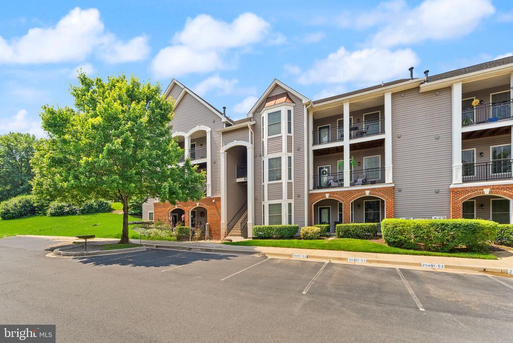 20453 Chesapeake Square in Cascades, VA - Building Photo
