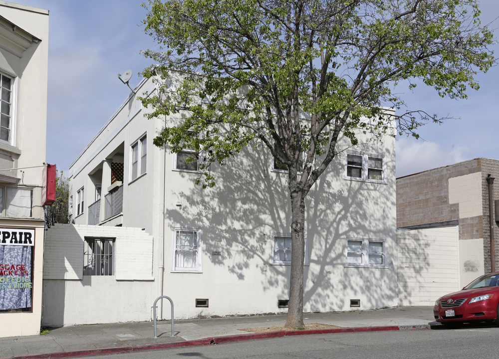 5456 Lawton Ave in Oakland, CA - Building Photo