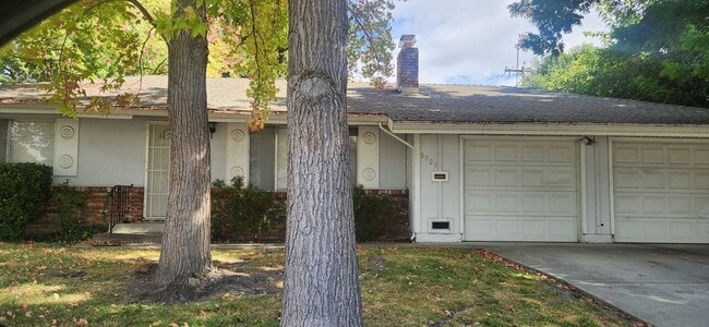 5929 Lake Crest Way in Sacramento, CA - Building Photo - Building Photo