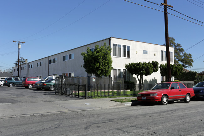 8351-8357 Gardendale St in Downey, CA - Foto de edificio - Building Photo