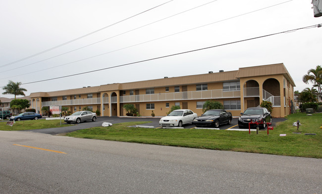 Cape Coral Apartments in Cape Coral, FL - Foto de edificio - Building Photo