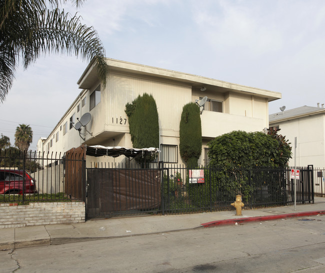 1127 Lillian Way in Los Angeles, CA - Foto de edificio - Building Photo