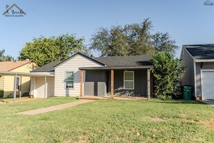 516 W Magnolia Ave in Iowa Park, TX - Building Photo