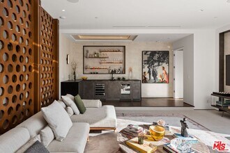 1088 N Hillcrest Rd in Beverly Hills, CA - Building Photo - Building Photo