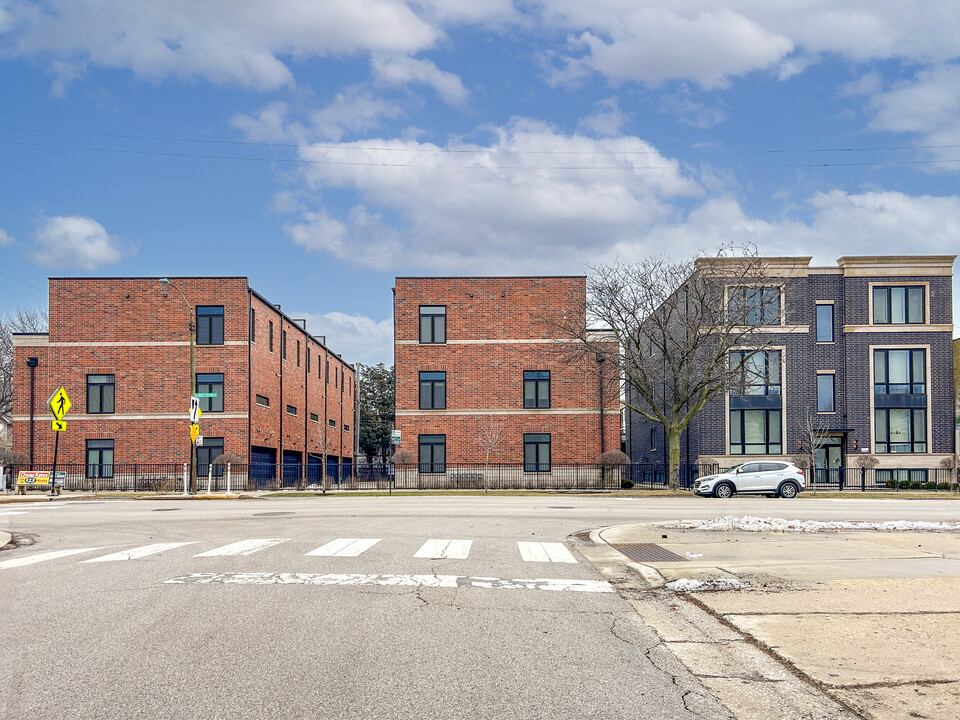 West Ridge Collection in Chicago, IL - Building Photo