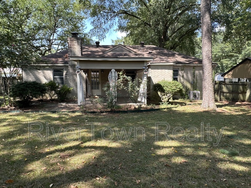 836 Barbara Lynn Dr in Collierville, TN - Foto de edificio