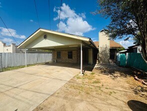 1004 Clark Blvd in Laredo, TX - Building Photo - Building Photo