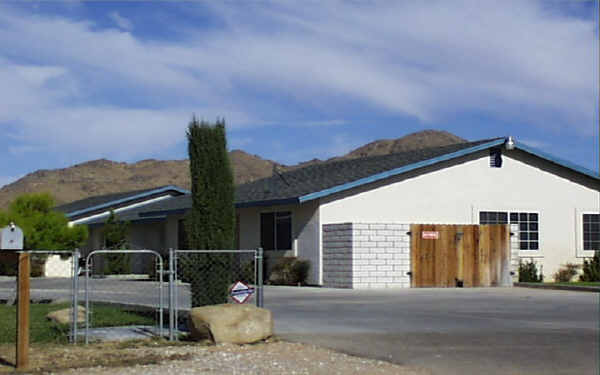 15512 Kiamichi Rd in Apple Valley, CA - Foto de edificio