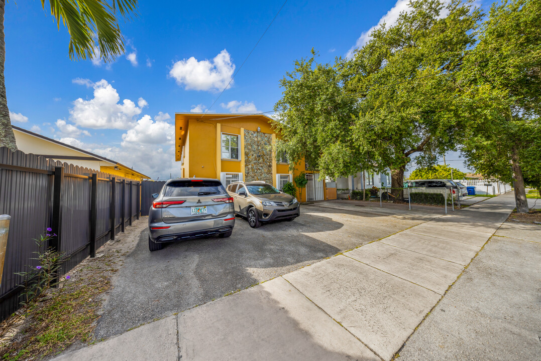 3090 NW 27th St in Miami, FL - Building Photo