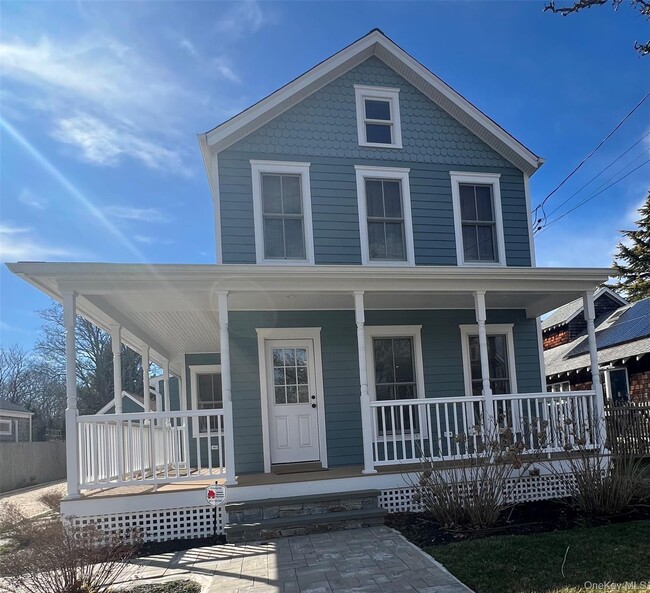 237 6th St in Greenport, NY - Building Photo - Building Photo