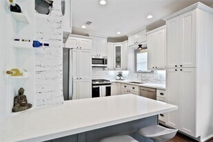 325 N Sidney St in Houston, TX - Building Photo