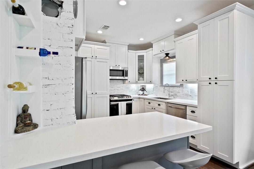 325 N Sidney St in Houston, TX - Building Photo