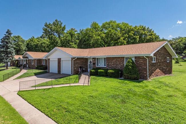 Maranatha Village Retirement Community in Springfield, MO - Foto de edificio - Primary Photo
