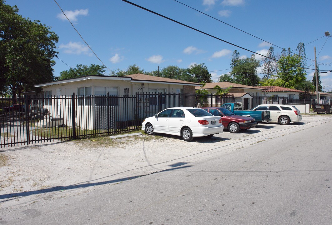 700-710 NE 85th St in Miami, FL - Foto de edificio