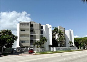 2000 Biarritz Dr in Miami Beach, FL - Building Photo
