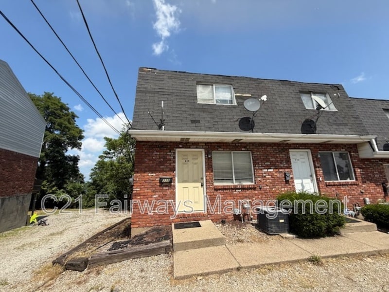 335 Dersam St in McKeesport, PA - Building Photo