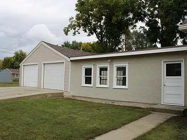 330 S Foster St in Mitchell, SD - Building Photo - Building Photo