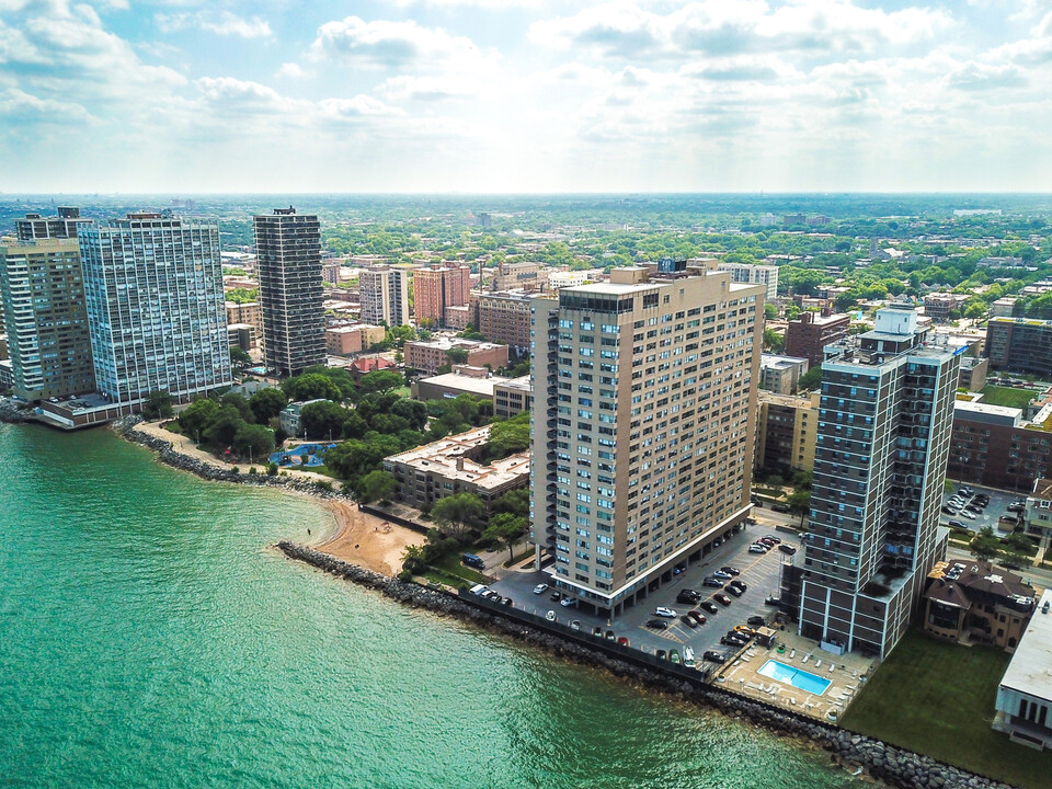 6301 N Sheridan Rd in Chicago, IL - Building Photo