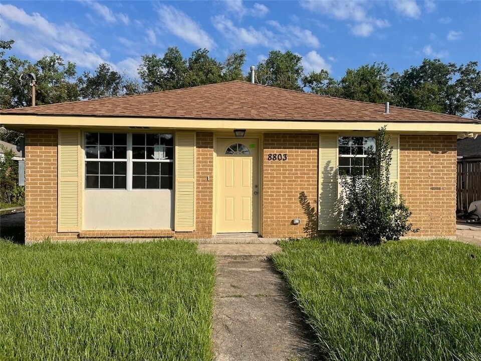 8801 Dinkins St in New Orleans, LA - Building Photo