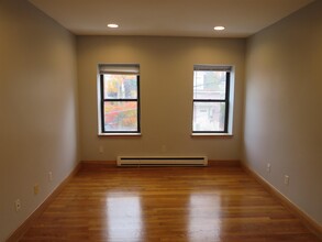 32 Ivaloo St, Unit 3 in Somerville, MA - Building Photo - Building Photo