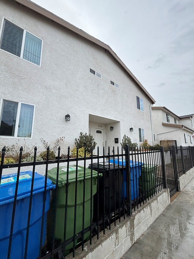 7710 S Hoover St in Los Angeles, CA - Foto de edificio - Building Photo