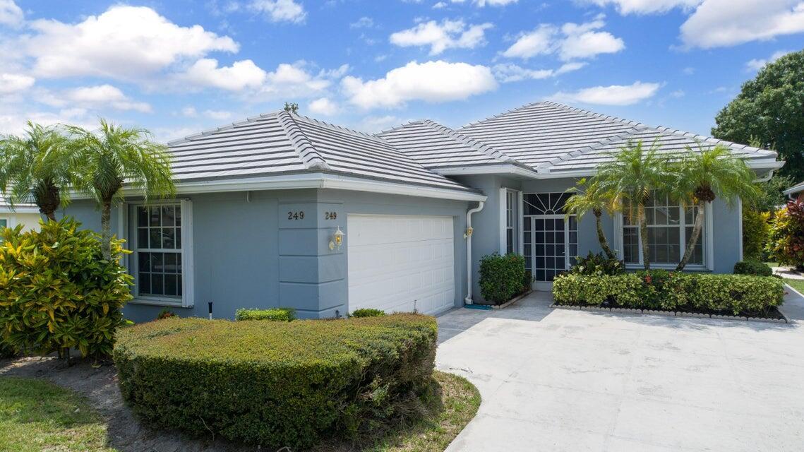 249 NW Bentley Cir in Port St. Lucie, FL - Foto de edificio