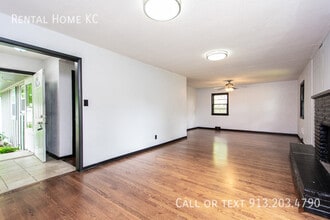 5240 Barton Dr in Shawnee, KS - Building Photo - Building Photo